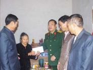 BAN CHỈ HUY QUÂN SỰ HUYỆN TẶNG QUÀ TẾT CHO NGƯỜI NGHÈO