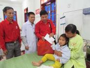 Trao quà tết cho bệnh nhân và hộ nghèo