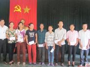 Trao tiền hỗ trợ trợ cho phụ nữ thuộc hộ nghèo là người dân tộc thiểu số khi sinh con đúng chính sách dân số