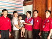 Trao tiền hỗ trợ cho bệnh nhân mắc bệnh hiểm nghèo
