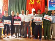Hỗ trợ 10 con bò giống, 10 suất quà cho người khuyết tật và trẻ mồ côi xã Nghĩa Mai