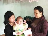 Nỗi lòng người mẹ hiếm muộn nhìn con mù lòa trong bất lực