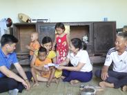 Hội LHPN, Đoàn thanh niên xã Nghĩa Trung tặng quà cho trẻ em mắc bệnh hiểm nghèo