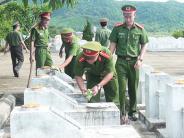 Chi đoàn Công an Nghĩa Đàn dọn vệ sinh môi trường tại Nghĩa trang liệt sỹ huyện Nghĩa Đàn