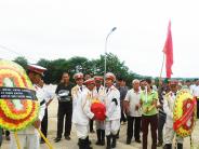  Mong tìm được con dù là nắm đất…