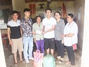 Tặng quà cho các em học sinh có hoàn cảnh khó khăn đạt điểm cao trong kỳ thi THPT Quốc gia