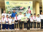 Trao quà cho học sinh nghèo vượt khó