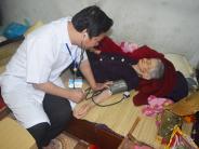 Thăm khám, cấp thuốc cho Mẹ Việt Nam anh hùng