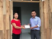 Trao tiền hỗ trợ làm nhà cho hộ nghèo