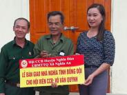 Bàn giao nhà Nghĩa tình đồng đội cho hội viên nghèo