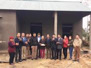 Nghĩa Lâm trao tiền hỗ trợ làm nhà tình nghĩa cho hộ nghèo
