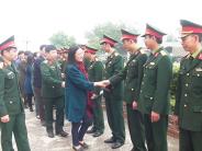 Đồng chí Cao Thị Hiền thăm tặng quà các cơ quan, đơn vị, hộ nghèo, gia đình chính sách ở huyện Nghĩa Đàn