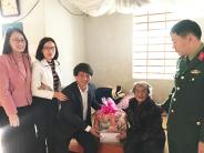 Đồng chí Lê Hồng Sơn tặng quà các gia đình chính sách, hộ nghèo