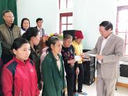 Đồng chí Lê Minh Thông, phó chủ tịch UBND tỉnh trao quà tết cho người nghèo tại Nghĩa Đàn