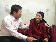 Cơ quan UBND huyện Nghĩa Đàn trao quà phụng dưỡng mẹ Việt Nam anh hùng