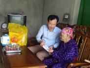 Cơ quan UBND huyện Nghĩa Đàn tặng quà mẹ liệt sỹ