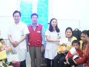Hội CTĐ huyện Nghĩa Đàn tặng 20 suất quà cho bệnh nhân