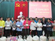 Trao quà 66 suất quà cho hộ là người nghèo khuyết tật ở Nghĩa Đàn