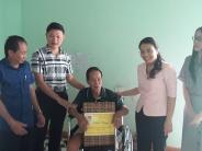 Đồng chí Hoàng Thị Thu Trang tặng quà các gia đình chính sách