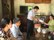 Đồng chí Võ Tiến Sỹ tặng quà cho các gia đình có công với cách mạng