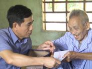 Đồng chí Phan Tiến Hải tặng quà các gia đình chính sách