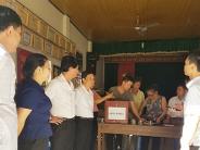 Thường trực Huyện ủy Nghĩa Đàn kiểm tra việc bỏ phiếu lấy ý kiến của cử tri về việc sáp nhập xã tại xã Nghĩa Liên