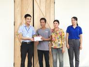 Trao tiền hỗ trợ làm nhà đại đoàn kết cho hộ nghèo