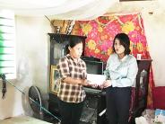 Hội LHPN huyện Nghĩa Đàn tặng quà cho hội viên có hoàn cảnh đặc biệt khó khăn ở xã Nghĩa Hồng