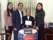 Tặng quà của phó thủ tướng Chính phủ Vương Đình Huệ cho các gia đình có công có hoàn cảnh khó khăn