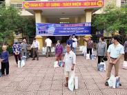 Trao quà cho hộ nghèo trong đại dịch