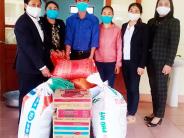 Cấp phát gạo, mì tôm cho các gia đình có hoàn cảnh khó khăn trong đợt dịch Covid - 19