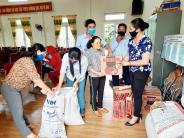 Mặt trận Tổ quốc xã Nghĩa Thành trao quà cho các hộ gia đình khó khăn trong mùa dịch