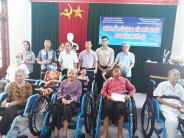 Trao 35 xe lăn cho người khuyết tật 