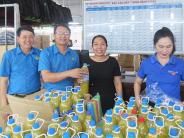 Phát 500 cốc nước mía cho công nhân lao động