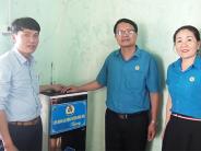 LĐLĐ huyện Nghĩa Đàn trao tặng máy lọc nước cho các trường học