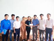 Lãnh đạo UBND huyện tặng quà cho học sinh đạt kết quả cao trong Kỳ thi tốt nghiệp THPT