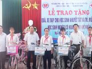 Trao tặng 100 xe đạp, 80 chiếc cặp cho học sinh