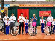 UBMTTQ huyện phối hợp với MTTQ xã Nghĩa Lợi trao tặng xe đạp cho học sinh có hoàn cảnh đặc biệt khó khăn