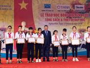 Công ty cổ phần TARA và Báo điện tử Tầm nhìn trao học bổng, tặng sách và thiết bị dạy học cho trường THCS Nghĩa Lộc
