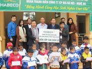 Trao 50 suất quà cho học sinh nghèo vượt khó