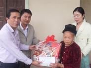 Đồng chí Ngô Văn Thành thăm, tặng quà gia đình chính sách, hộ nghèo
