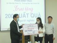 Đồng chí Phan Đình Trạc tặng quà tết cho người nghèo huyện Nghĩa Đàn