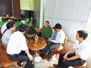 Lãnh đạo huyện thăm hỏi thăm hỏi học sinh bị thương sau vụ cây đa gãy đổ