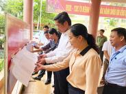 Đồng chí Cao Thị Hiền kiểm tra công tác bầu cử tại huyện Nghĩa Đàn
