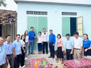 Bàn giao“ngôi nhà khăn quàng đỏ” cho gia đình em Lê Hoàng Phương Ly