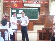 Đồng chí Lê Thái Hùng tặng quà động viên các điểm thi tốt nghiệp THPT năm