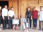 Đồng chí Phan Tiến Hải tặng quà gia đình người có công với cách mạng và thương binh cao tuổi Đảng