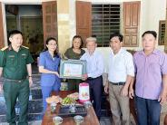 Bí thư Huyện ủy đi thăm và tặng quà nhân ngày TBLS