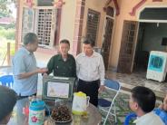 Ban Thường vụ Huyện ủy tặng quà đảng viên là thương binh, bệnh binh 55 năm tuổi Đảng trở lên
