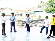 Đồng chí Võ Tiến Sỹ kiểm tra tiến độ xây dựng trường Mầm non Nghĩa Lâm